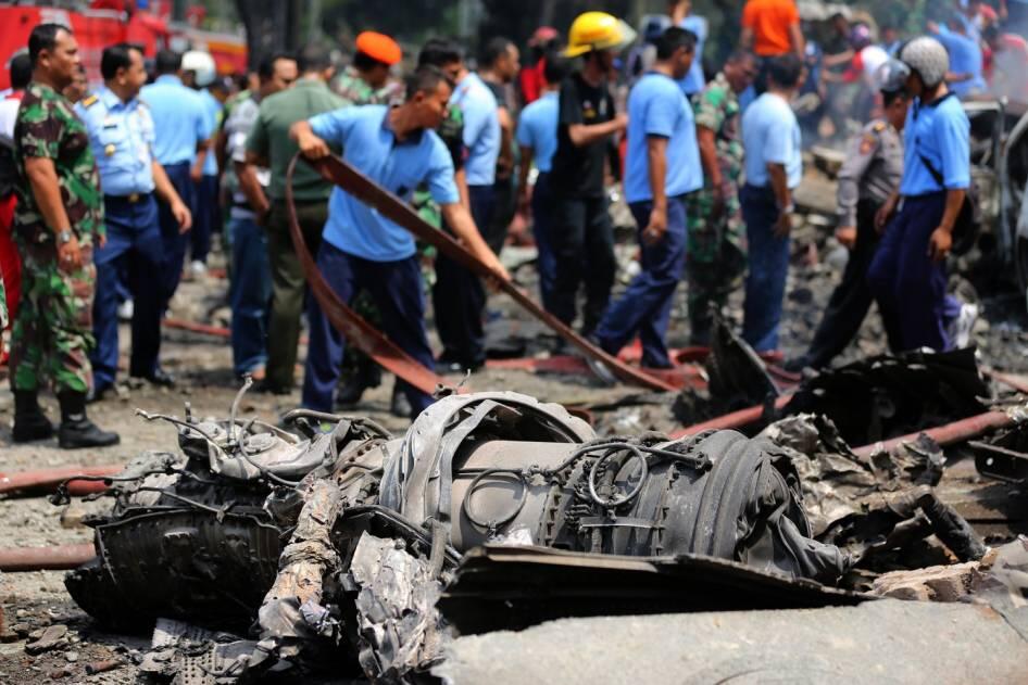 Foto Lengkap Jatuhnya Pesawat Hercules TNI AU