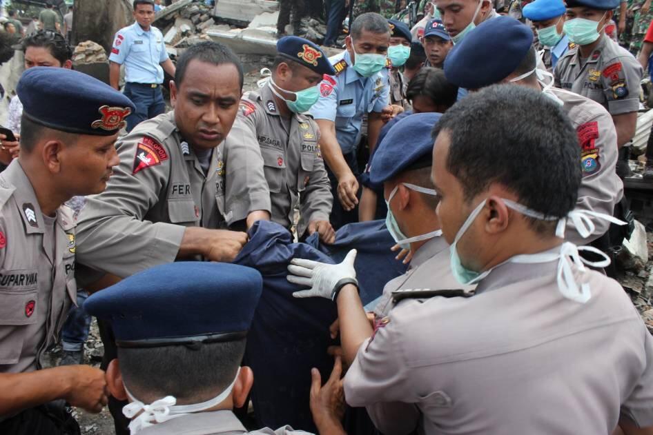 Foto Lengkap Jatuhnya Pesawat Hercules TNI AU