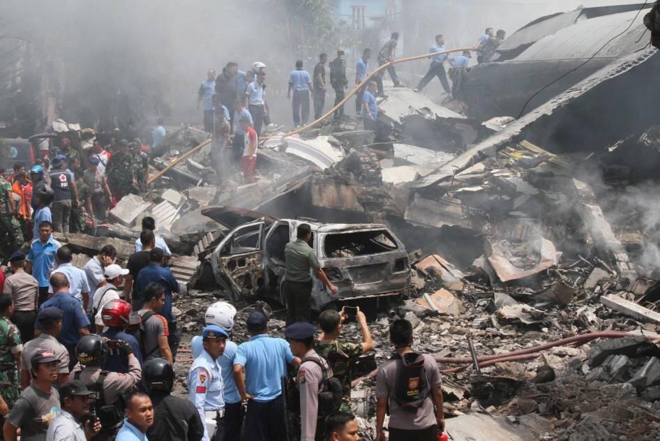 Foto Lengkap Jatuhnya Pesawat Hercules TNI AU