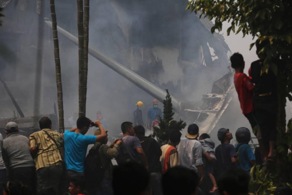 Foto Lengkap Jatuhnya Pesawat Hercules TNI AU