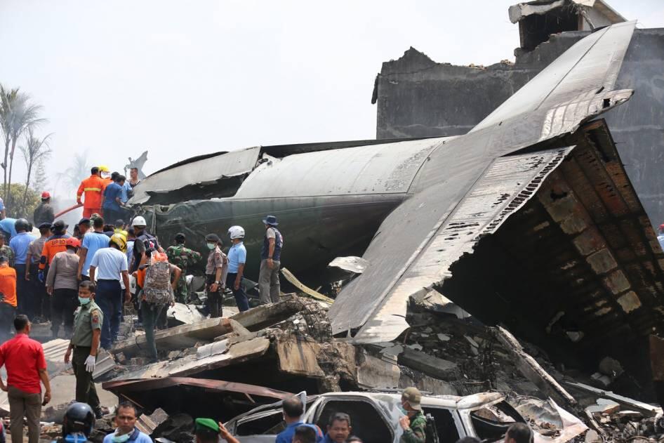 Foto Lengkap Jatuhnya Pesawat Hercules TNI AU