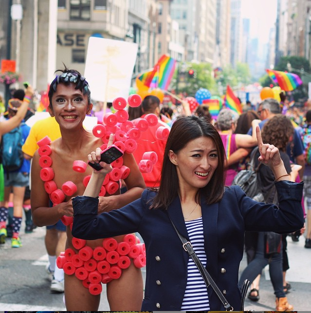 Nyaris Bugil, Aming Ikut Parade Gay di New York