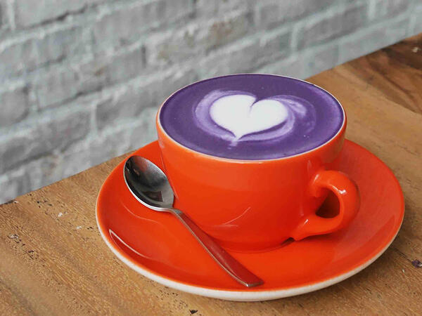 Wow! Cantiknya Warna-Warni Latte Art Ini, dari Warna Hijau sampai Merah ada!