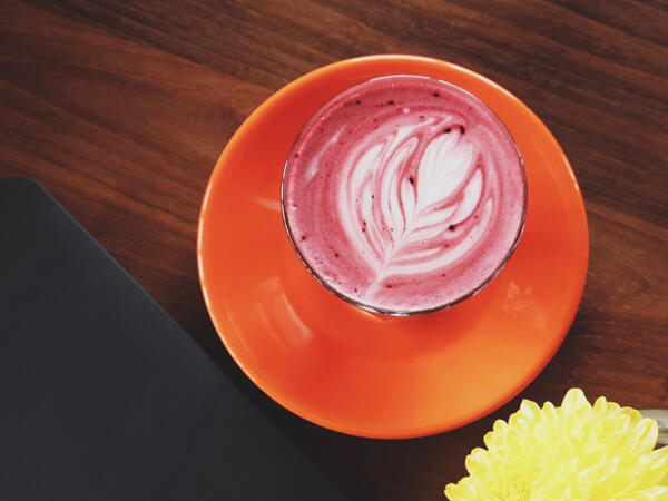 Wow! Cantiknya Warna-Warni Latte Art Ini, dari Warna Hijau sampai Merah ada!
