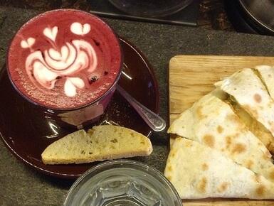 Wow! Cantiknya Warna-Warni Latte Art Ini, dari Warna Hijau sampai Merah ada!