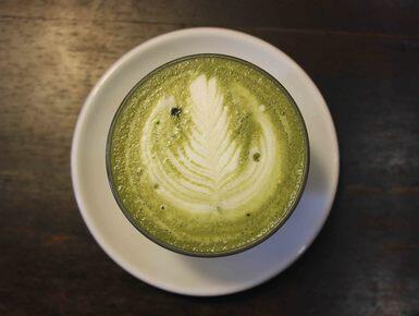 Wow! Cantiknya Warna-Warni Latte Art Ini, dari Warna Hijau sampai Merah ada!