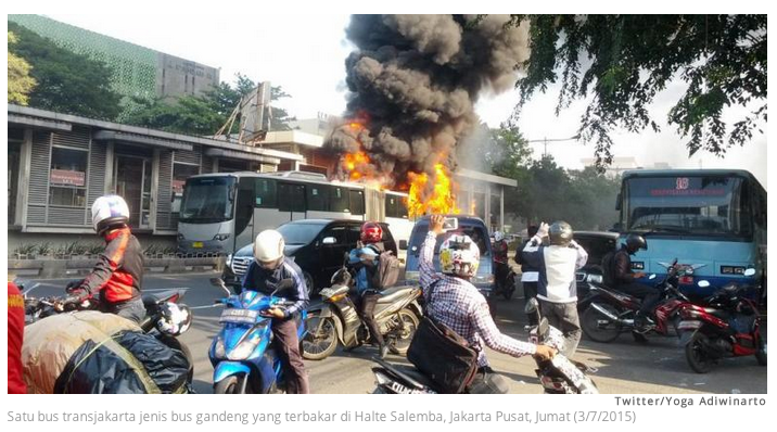 Bus Trans Terbakar hebat didepan Halte Salemba, Penumpang Berlarian