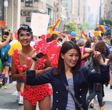 Berpenampilan nyaris bugil, Aming ramaikan parade Gay di New York