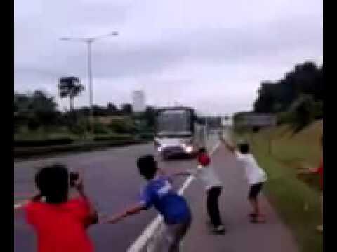 &#91;AyoNaikBus&#93;Alasan lo harus naik bus tahun ini !