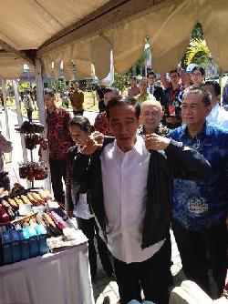 Hot Photo.. Jokowi dan Rini Kompak Beli Jaket Kulit Garut Rp 1,3 Juta