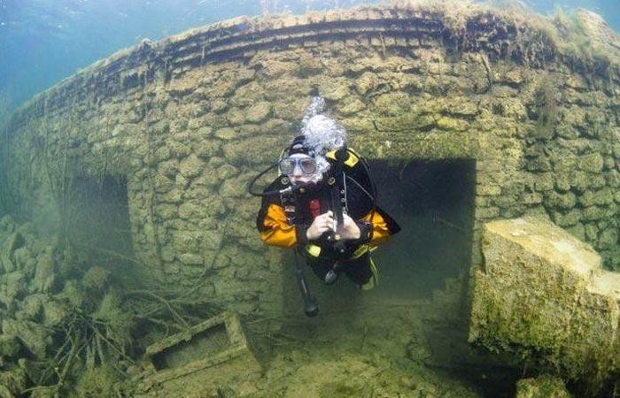 (NGERI GAN!!) Merasakan Sensasi Angker Berenang dan Menyelam di Danau Bekas Penjara