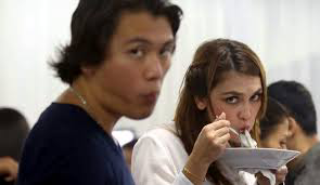 Tampil Mesra didepan Umum , Luna Maya Suapi Reino Barack...