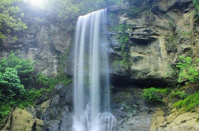 Yang suka Travelling masuk, Air Terjun Indonesia yang Jarang Dikunjungi Orang