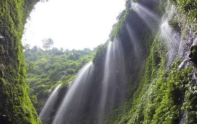 Yang suka Travelling masuk, Air Terjun Indonesia yang Jarang Dikunjungi Orang