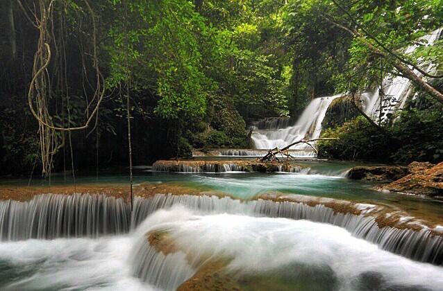 Yang suka Travelling masuk, Air Terjun Indonesia yang Jarang Dikunjungi Orang