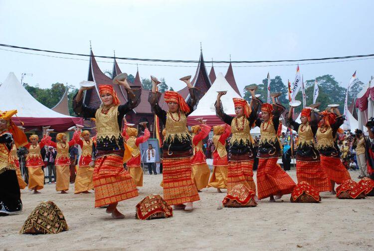 8 Ragam Keunikan Yang Akan Agan Rasakan Ketika Pacaran Dengan Orang Minang 