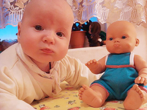10 Foto Bayi Yang Mirip Banget Dengan Boneka Kesayangannya, Gemesin!!