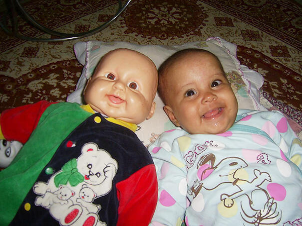 10 Foto Bayi Yang Mirip Banget Dengan Boneka Kesayangannya, Gemesin!!