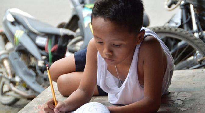 Foto Bocah Miskin Filipina Tekun Belajar di Trotoar Mendunia