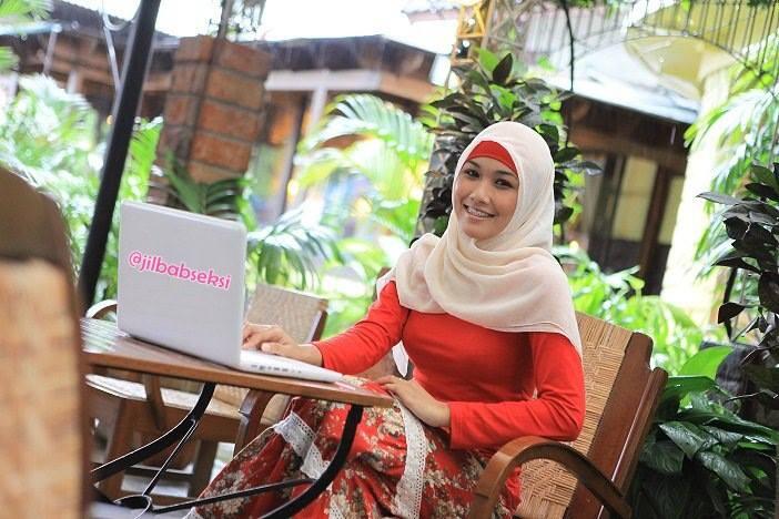 &#91;FULL MULUSTRASI&#93; Berjilbab Tetapi Mengumbar Aurat