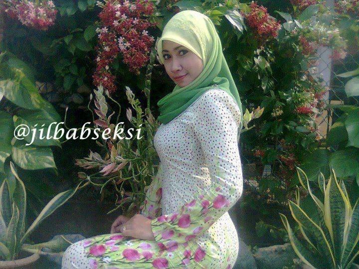 &#91;FULL MULUSTRASI&#93; Berjilbab Tetapi Mengumbar Aurat