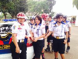Hot Photo : Polwan Cantik Bersepatu Roda Kawal Program Mudik BUMN