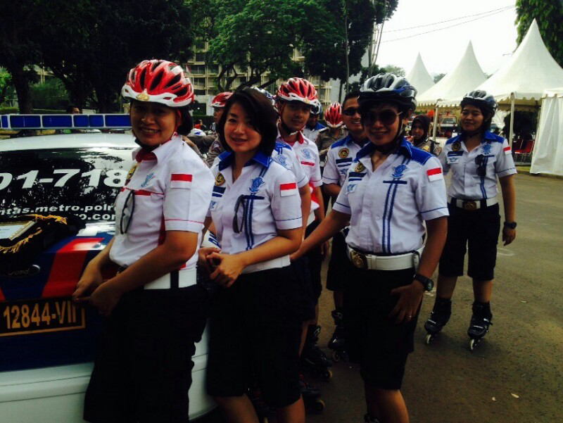 Hot Photo : Polwan Cantik Bersepatu Roda Kawal Program Mudik BUMN