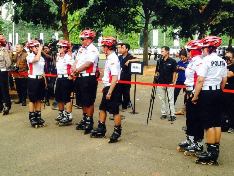 Hot Photo : Polwan Cantik Bersepatu Roda Kawal Program Mudik BUMN