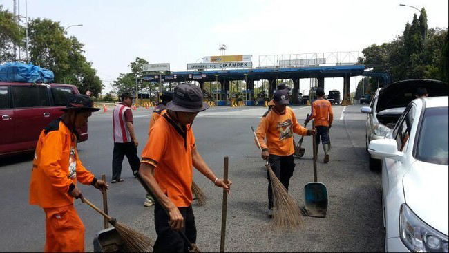 Duuuuh... Pengguna Tol Cipali Nyampah, Buang Karcis Tiket Seenaknya