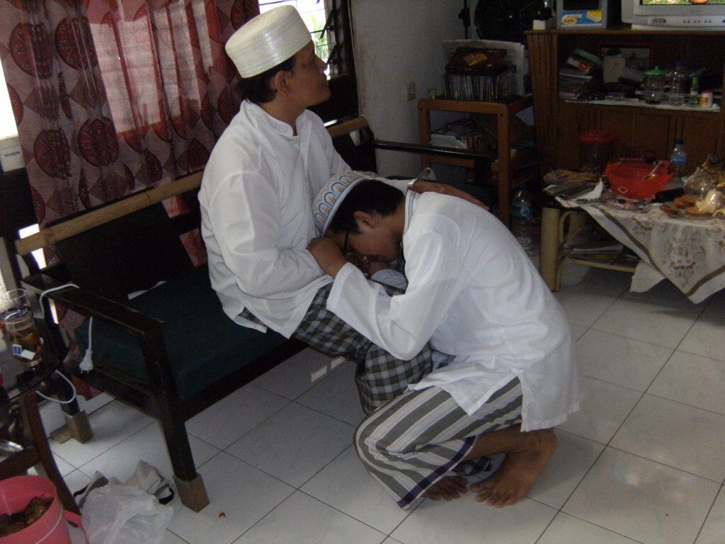 Cara Sungkem yang Baik dan Benar