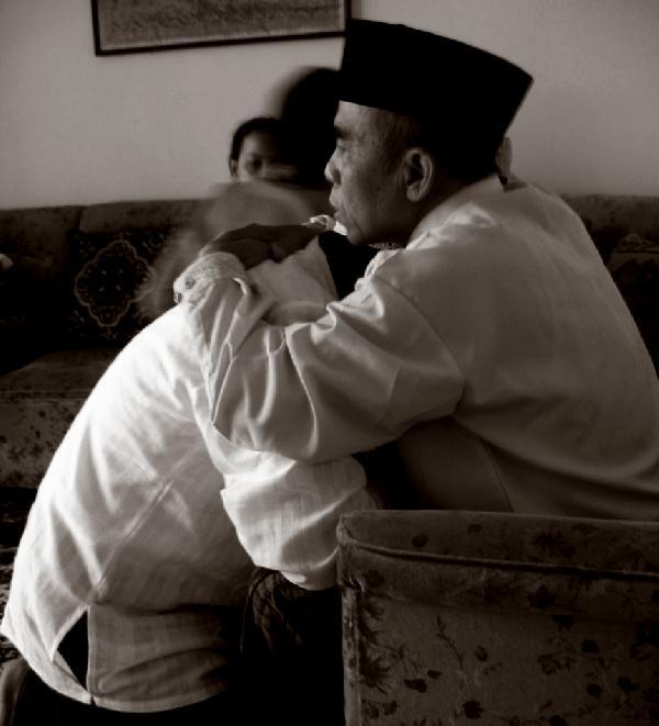 Cara Sungkem yang Baik dan Benar
