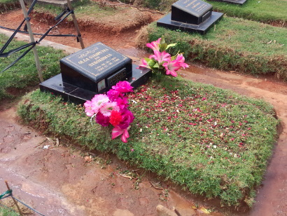 Sejak Awal Ramadan, Kembang di Makam Olga Menggunung
