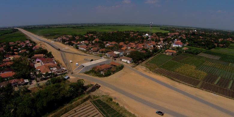 CUMA ADA 1 DI INDONESIA : RUMAH DI TENGAH TOL TRANS JAWA