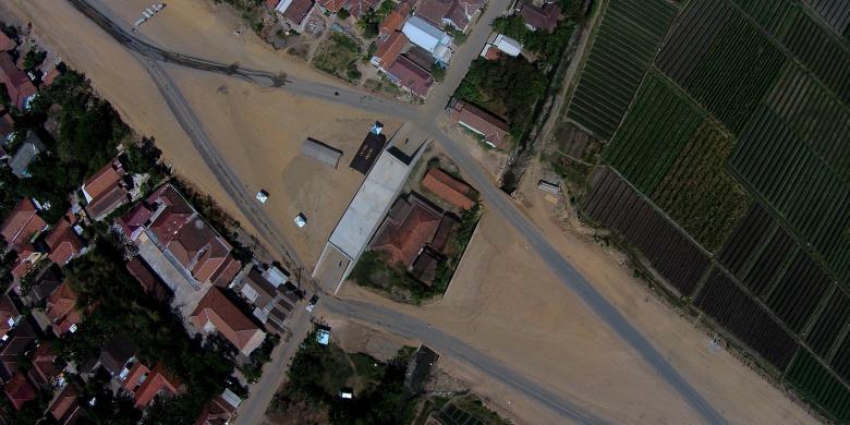 CUMA ADA 1 DI INDONESIA : RUMAH DI TENGAH TOL TRANS JAWA