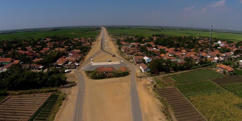 CUMA ADA 1 DI INDONESIA : RUMAH DI TENGAH TOL TRANS JAWA