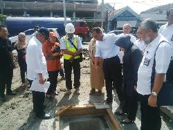 Mantap betul : Menteri Basuki dan Risma Tinjau Proyek Gorong-gorong di Banyu Urip