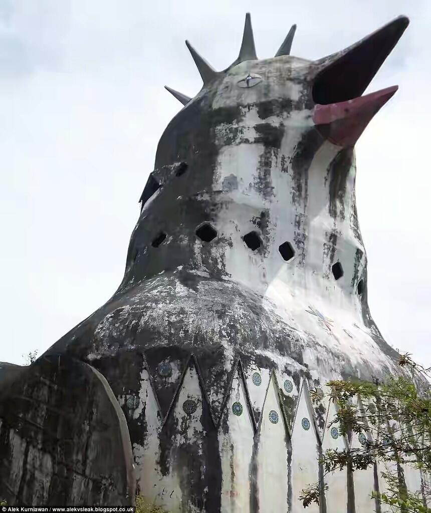 Gereja ayam tersembunyi di puncak bukit Indonesia kini mendunia