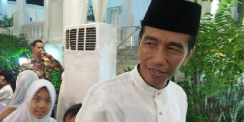 Jokowi Bagi-bagi Uang Rp 100.000 di Pasar Bogor