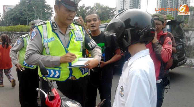 Berbagai Tingkah Orang Indonesia Saat Ditilang Polisi