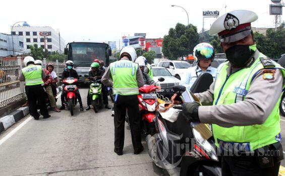 Berbagai Tingkah Orang Indonesia Saat Ditilang Polisi