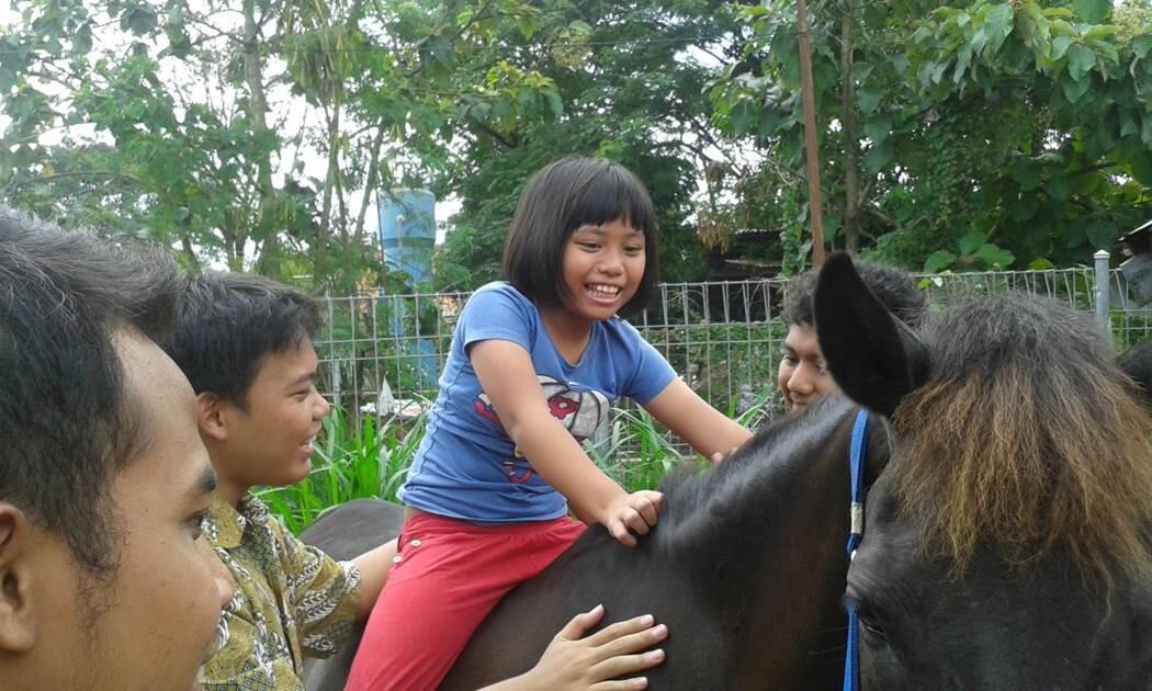 Hippotheraphy : Interaksi anak autis dengan kuda