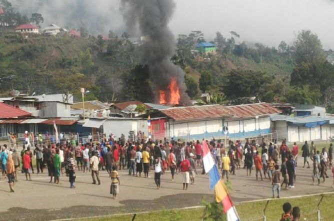kristen papua membakar masjid saat sholat ied