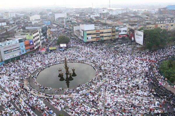 BEGINILAH KEADAAN SHOLAT IED DI MASJID AGUNG PALEMBANG DARI TAHUN KE TAHUN..