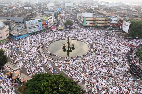 BEGINILAH KEADAAN SHOLAT IED DI MASJID AGUNG PALEMBANG DARI TAHUN KE TAHUN..