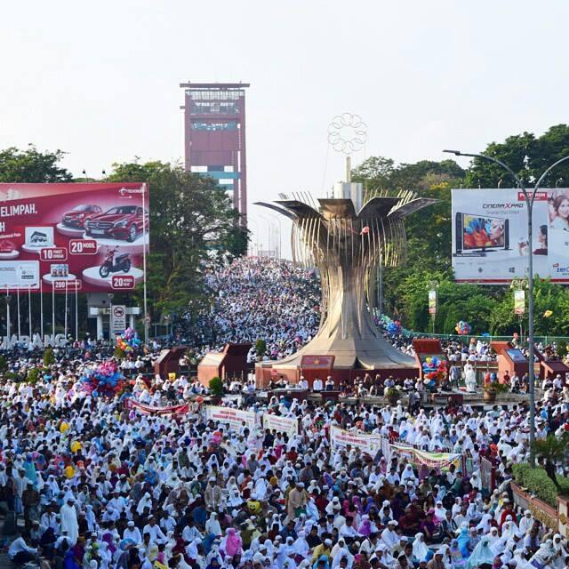 BEGINILAH KEADAAN SHOLAT IED DI MASJID AGUNG PALEMBANG DARI TAHUN KE TAHUN..