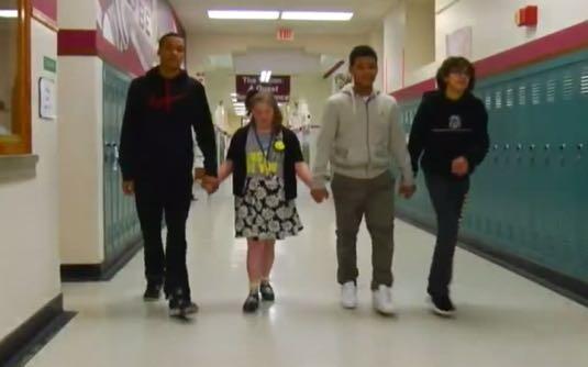 Cheerleaders Penderita Syndrom Ini Di Bully, Lihat yang dilakukan pemain Basket ini