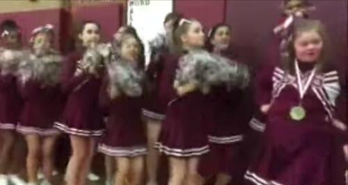 Cheerleaders Penderita Syndrom Ini Di Bully, Lihat yang dilakukan pemain Basket ini
