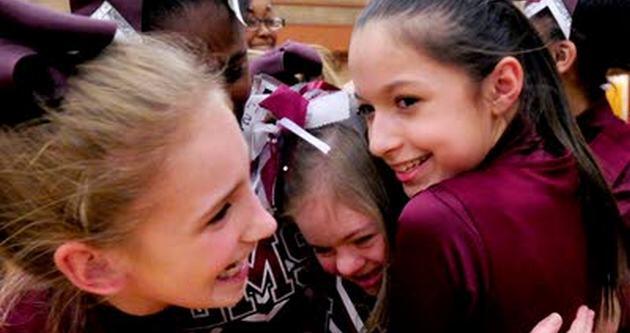 Cheerleaders Penderita Syndrom Ini Di Bully, Lihat yang dilakukan pemain Basket ini