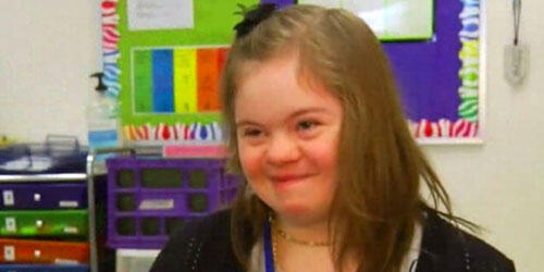 Cheerleaders Penderita Syndrom Ini Di Bully, Lihat yang dilakukan pemain Basket ini