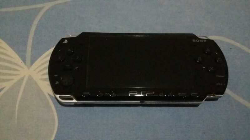 PSP 2000 piano black mulus + 16gb + pouch + crystal case